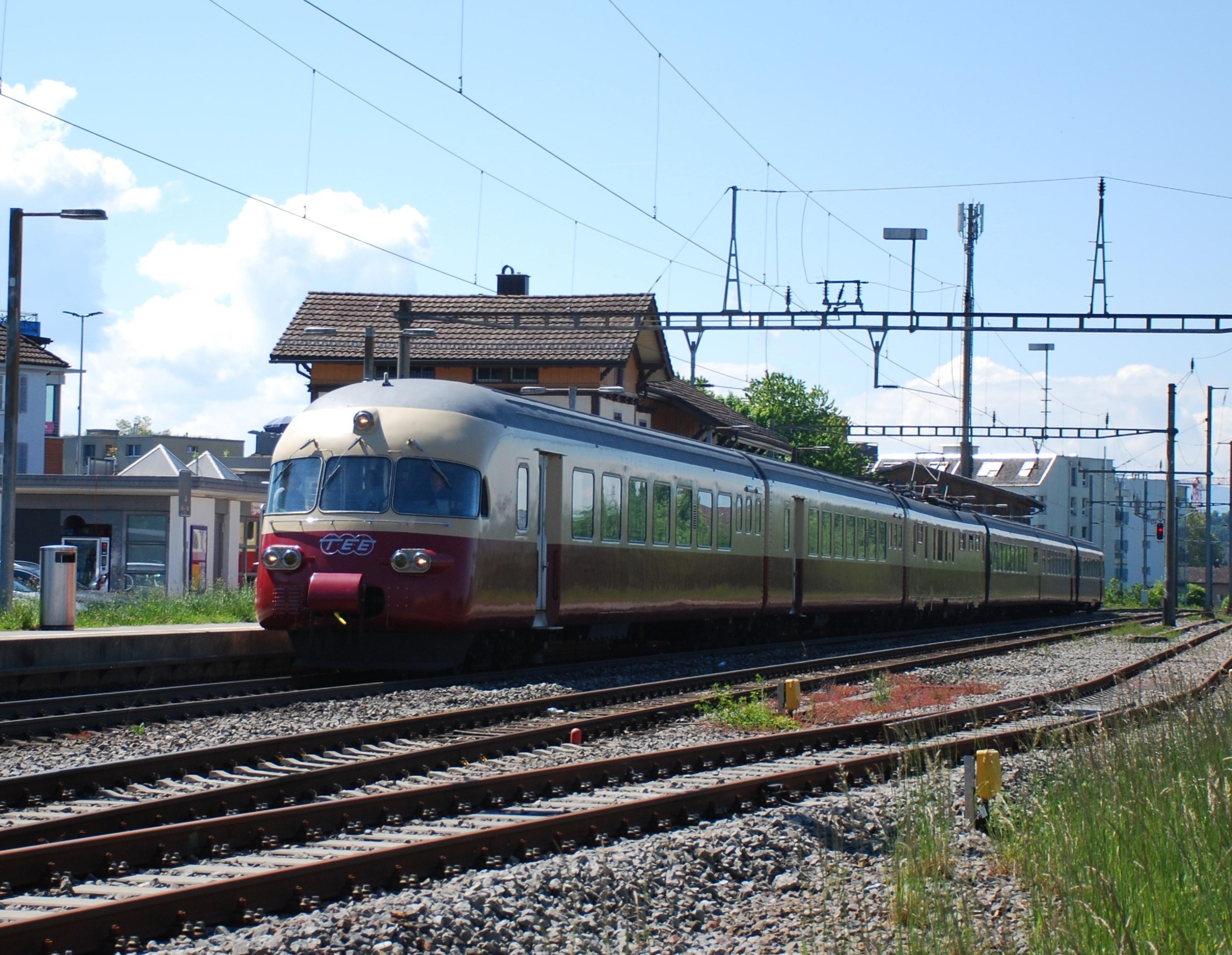 Historische Eisenbahn fährt durchs Oberland